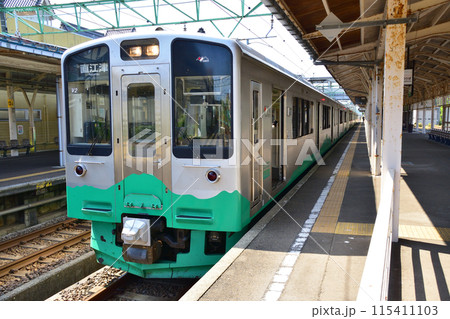 えちごトキめき鉄道妙高はねうまラインの上越妙高駅から直江津駅までの車窓風景(2022年夏) 115411103