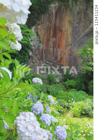 普光寺摩崖仏と紫陽花（豊後大野市・縦構図） 115411234