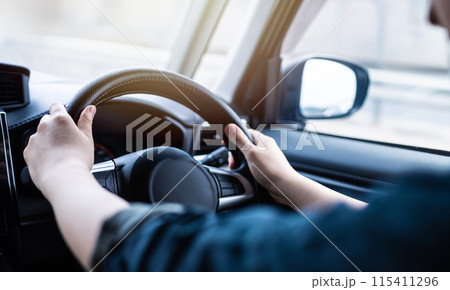 運転席の男性 115411296