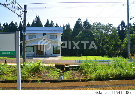 えちごトキめき鉄道妙高はねうまラインの妙高高原駅から上越妙高駅までの車窓風景(2022年夏) 115411385