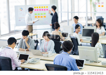オフィスで働く人々 115411413