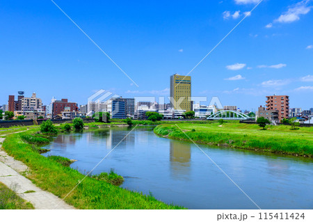 うららかな青空日和に映える熊本駅周辺風景(東口駅前・交通機関)【白川河川敷周辺風景】 115411424