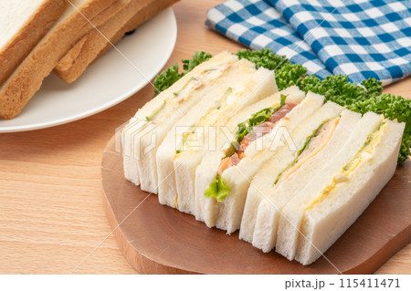 美味しそうなミックスサンドイッチ 115411471