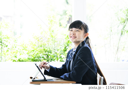 教室で勉強する女子中学生 115411506