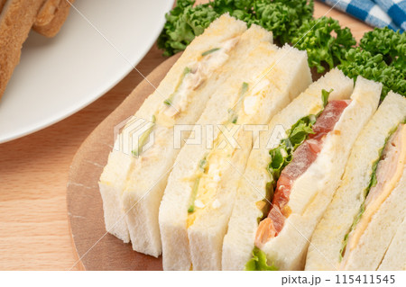 美味しそうなミックスサンドイッチ 美味しそうなミックスサンドイッチ 115411545