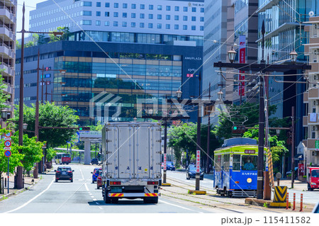 うららかな青空日和に映える熊本駅周辺風景(東口駅前・交通機関)【東口 路面電車 祇園橋方面から撮影】 うららかな青空日和に映える熊本駅周辺風景(東口駅前・交通機関)【東口 路面電車 祇園橋方面から撮影】 115411582