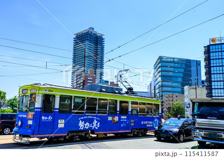 うららかな青空日和に映える熊本駅周辺風景(東口駅前・交通機関)【東口　路面電車　祇園橋方面から撮影】 115411587