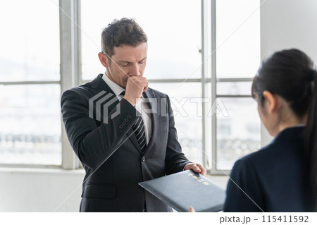 卒業式で卒業証書を渡す担任の先生・教師と女子生徒(女子高生・中学生・高校生) 卒業式で卒業証書を渡す担任の先生・教師と女子生徒(女子高生・中学生・高校生) 115411592