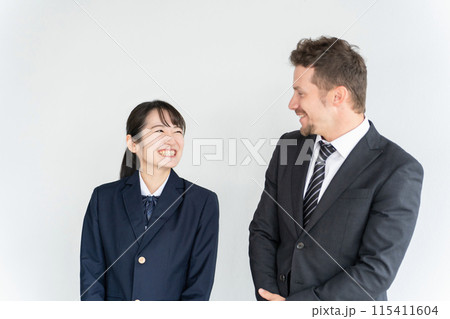 英会話・英語の先生・教師と女子高校生・中学生の生徒 115411604