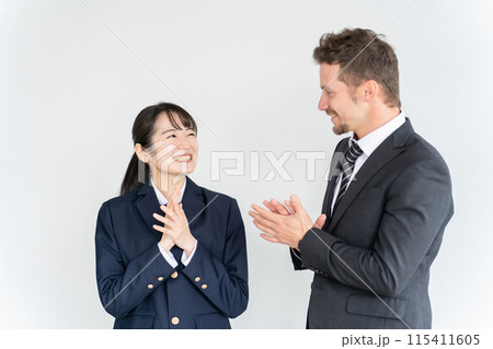拍手する英会話・英語の先生・教師と女子高校生・中学生の生徒 115411605