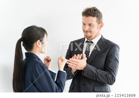拍手する英会話・英語の先生・教師と女子高校生・中学生の生徒 115411609