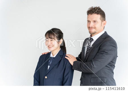 英会話・英語の先生・教師と女子高校生・中学生の生徒 115411610