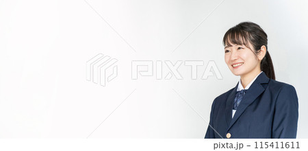 学校の教室にいる笑顔の高校生・中学生・女子高生（制服・学生服・アジア人） 115411611
