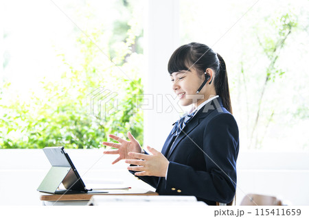 オンライン　英会話　女子中学生 115411659