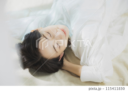 ベッドに寝転ぶ女性 ベッドに寝転ぶ女性 115411830