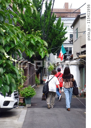 大阪市中崎町の古い町並み 115411936