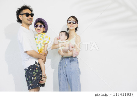 夏のバカンス旅行する家族 115411937