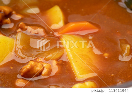 日本の家庭で作ったカレーのクローズアップ背景 日本の家庭で作ったカレーのクローズアップ背景 115411944