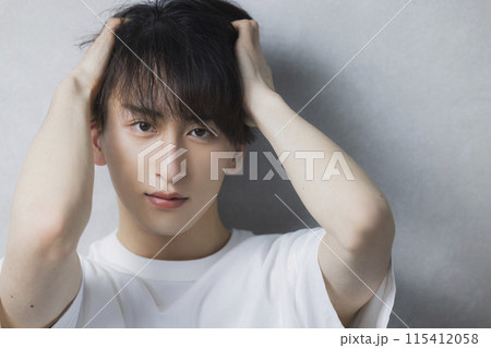 白いTシャツの男性 白いTシャツの男性 115412058
