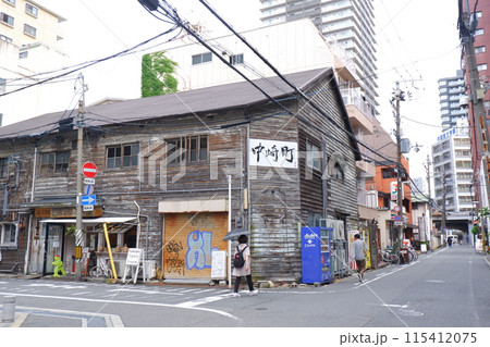 大阪市中崎町の古い町並み 115412075