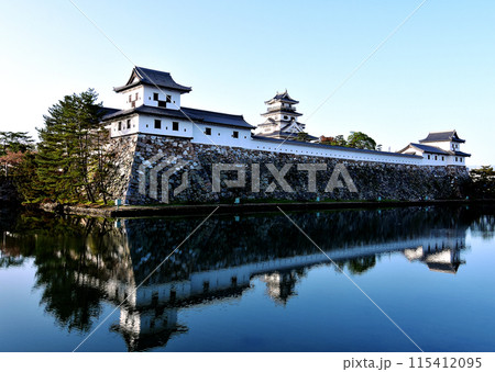 5月早朝　日光を浴びた今治城　お堀にもくっきりと水城として知られる城が映りました 115412095