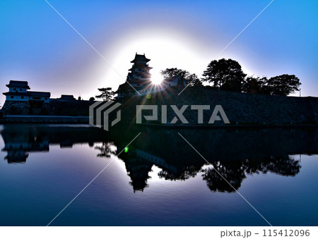 5月早朝 日光を背景に輝く今治城のシルエット お堀にもそのシルエットがが映っています 5月早朝 日光を背景に輝く今治城のシルエット お堀にもそのシルエットがが映っています 115412096