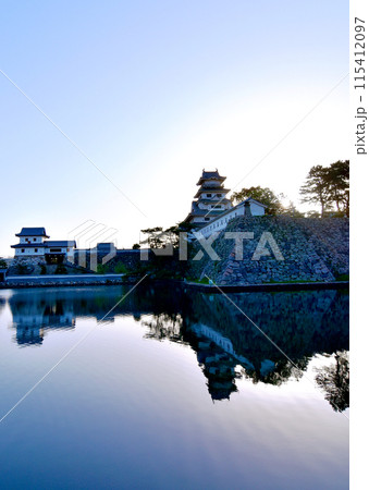 5月早朝　日光を背景に輝く今治城のシルエット　お堀にもそのシルエットがが映っています 115412097