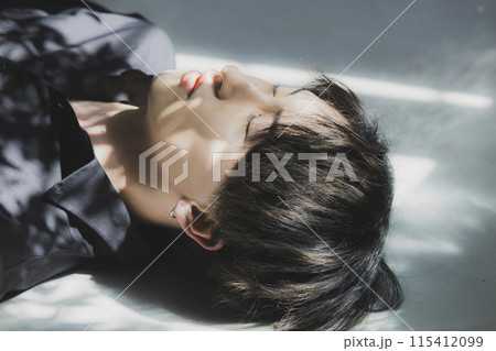 カラーコンタクトの男性 115412099