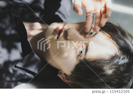 カラーコンタクトの男性 115412105