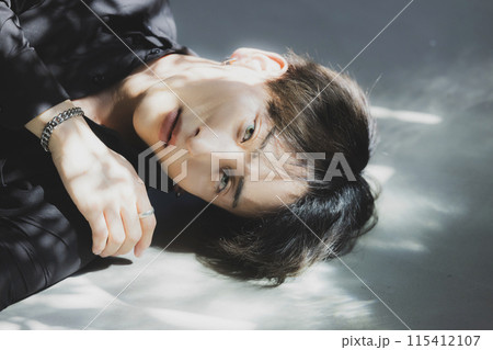 カラーコンタクトの男性 115412107