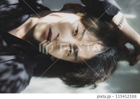 カラーコンタクトの男性 115412108