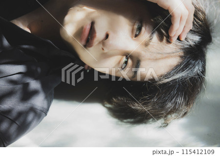 カラーコンタクトの男性 115412109