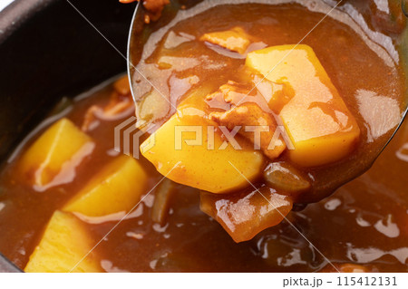 鍋の中の手作りカレーのクローズアップ 鍋の中の手作りカレーのクローズアップ 115412131