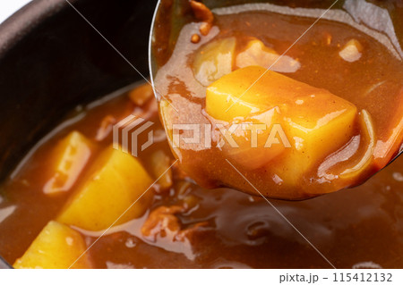 鍋の中の手作りカレーのクローズアップ 115412132