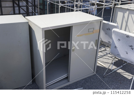 屋外に置かれた処分するスチールキャビネット 屋外に置かれた処分するスチールキャビネット 115412258