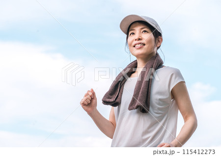ダイエットのために運動・トレーニング・ウォーキング・ジョギング・ランニングする女性 115412273