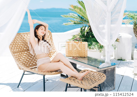 リゾート地でバカンスを楽しむ若い女性 115412524