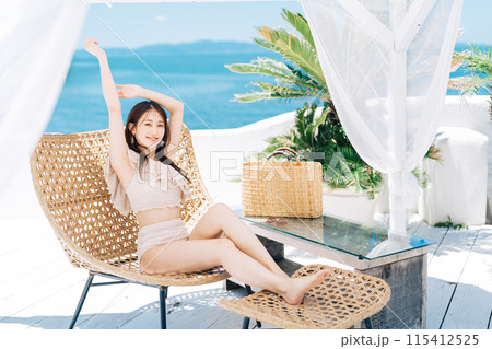 リゾート地でバカンスを楽しむ若い女性 リゾート地でバカンスを楽しむ若い女性 115412525