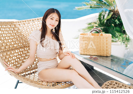 リゾート地でバカンスを楽しむ若い女性 リゾート地でバカンスを楽しむ若い女性 115412526