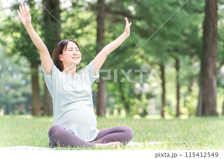 森・公園でマタニティヨガ・プレママヨガ・ピラティス・ストレッチをする若いアジア人女性 115412549