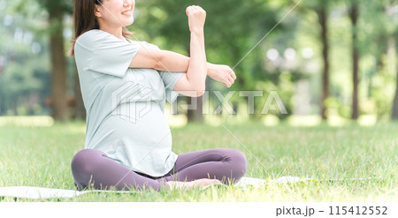 森・公園でマタニティヨガ・プレママヨガ・ピラティス・ストレッチをする若いアジア人女性 森・公園でマタニティヨガ・プレママヨガ・ピラティス・ストレッチをする若いアジア人女性 115412552