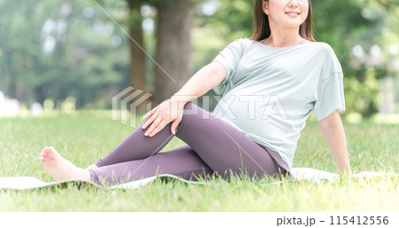森・公園でマタニティヨガ・プレママヨガ・ピラティス・ストレッチをする若いアジア人女性 115412556
