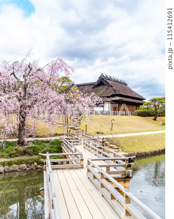 春の岡山 後楽園の趣深い景色 桜咲く栄唱橋と延養亭 春の岡山 後楽園の趣深い景色 桜咲く栄唱橋と延養亭 115412691