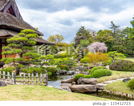 春の岡山 後楽園の趣深い景色 延養亭の流れを配した美しい庭 春の岡山 後楽園の趣深い景色 延養亭の流れを配した美しい庭 115412723