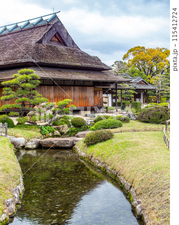 春の岡山 後楽園の趣深い景色 延養亭の流れを配した美しい庭 春の岡山 後楽園の趣深い景色 延養亭の流れを配した美しい庭 115412724