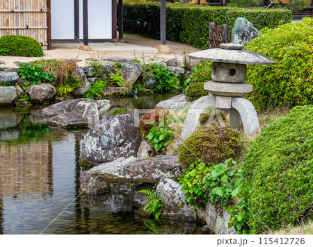 春の岡山 後楽園の趣深い景色 延養亭の流れを配した美しい庭 春の岡山 後楽園の趣深い景色 延養亭の流れを配した美しい庭 115412726