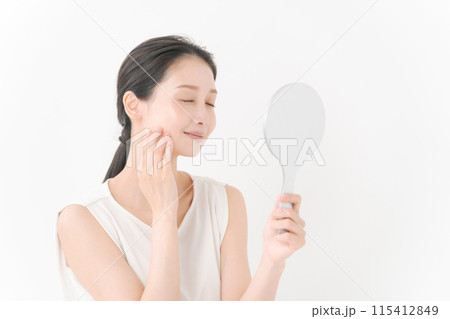 鏡を見るきれいな女性 鏡を見るきれいな女性 115412849