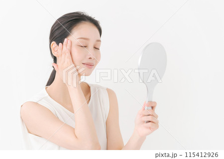 鏡を見るきれいな女性 115412926