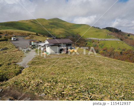 三峰大展望台から三方茶屋を見る 長野県小県郡長和町 三峰大展望台から三方茶屋を見る 長野県小県郡長和町 115412937