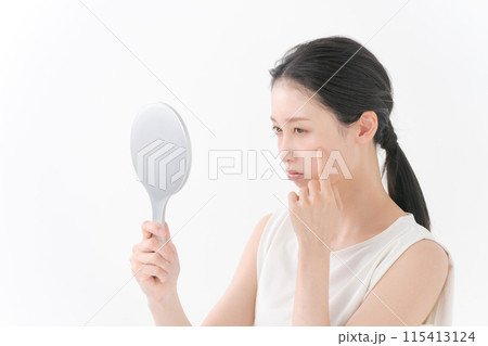肌トラブルに悩む女性 肌トラブルに悩む女性 115413124